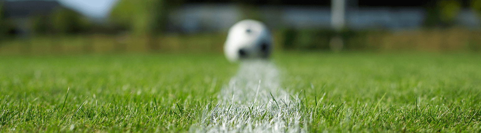 Campo de fútbol con pelota